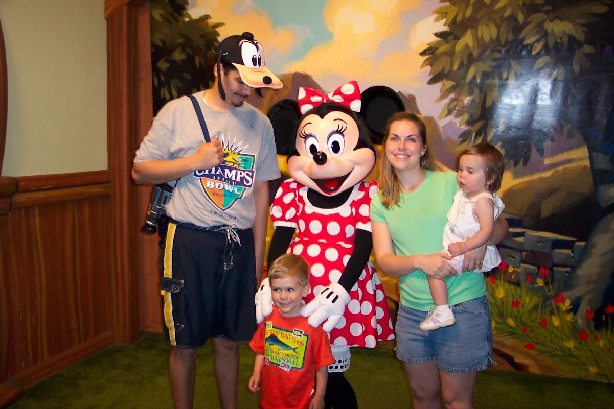 Melissa and her family posing with Minnie Mouse at Walt Disney World